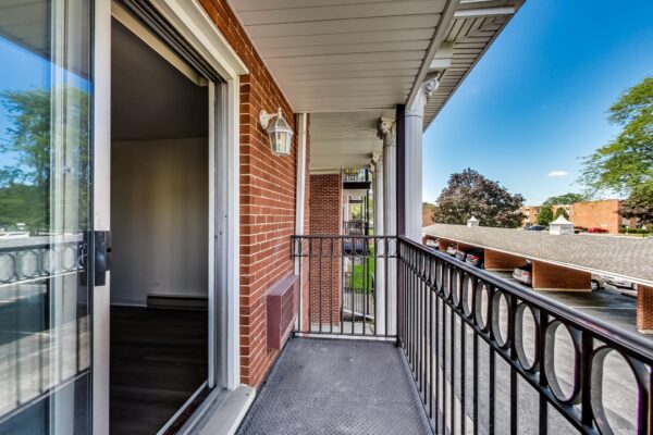 Private Balcony in Vine Oark Lawn in Illinois, Chicago